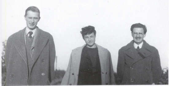Valentziako bidai batean, 1943ko gabonetan, Elisabeth Gully (ingelesezko irakaslea) eta Derek A. Traversirekin (Literaturako historialaria)